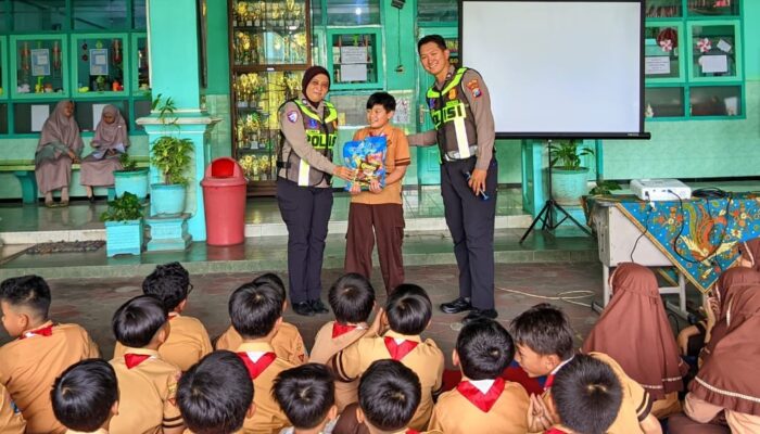 Police Goes To School, Satlantas Lumajang Sosialisasikan Keselamatan Ke Siswa SD