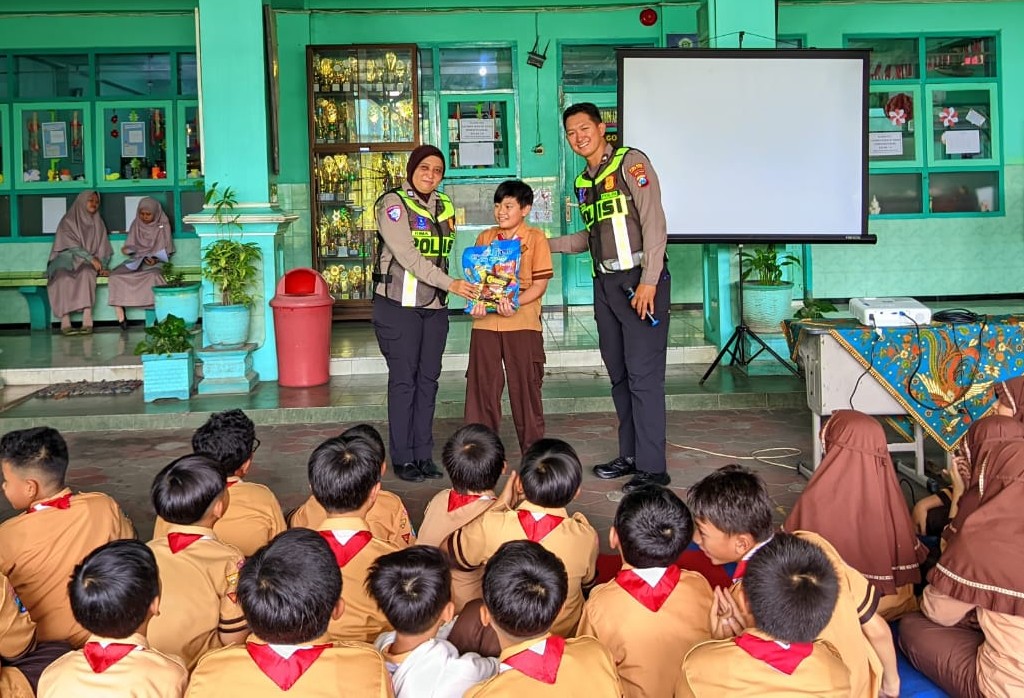 Police Goes To School, Satlantas Lumajang Sosialisasikan Keselamatan Ke Siswa SD