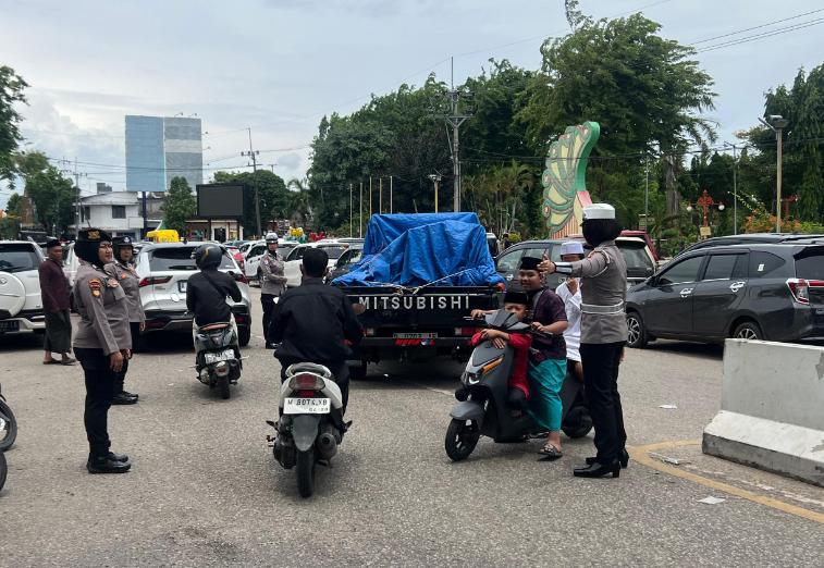 Polwan Sumenep Amankan Lalin Kota Sholat Jumat