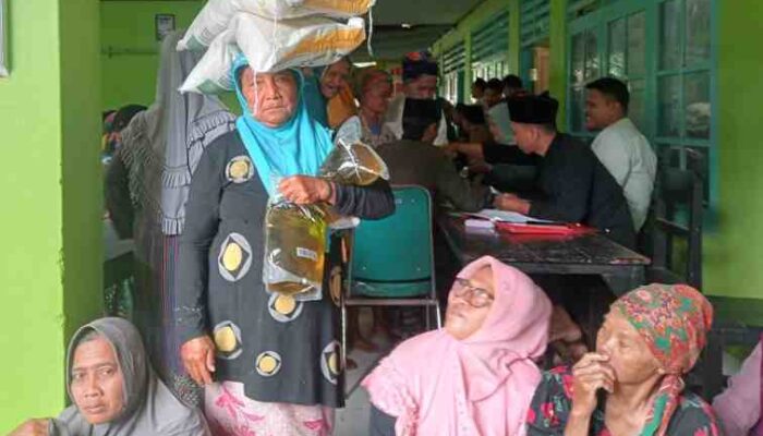 Ratusan Warga Bicabbi Antusias Terima Bantuan Pangan, Pemdes Pastikan Tepat Sasaran