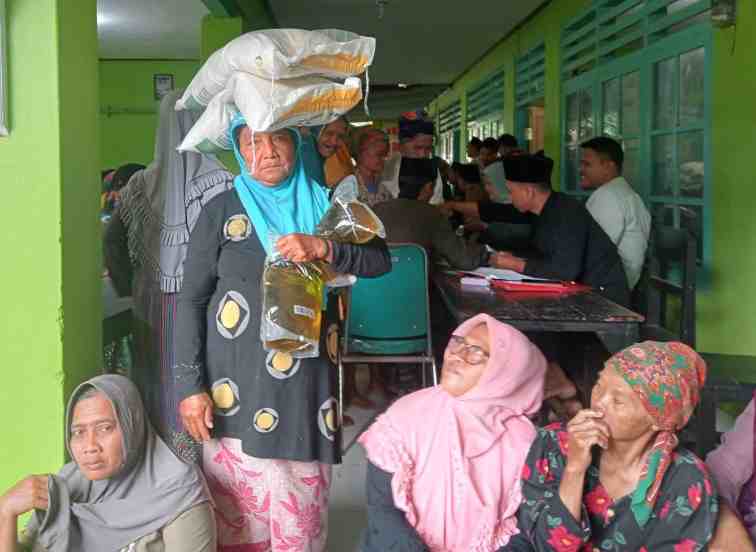 Ratusan Warga Bicabbi Antusias Terima Bantuan Pangan, Pemdes Pastikan