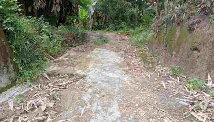 Jalan Dibiarkan Hancur, Warga Menjerit: Kepala Desa Gapura Timur Dituding Tutup Mata