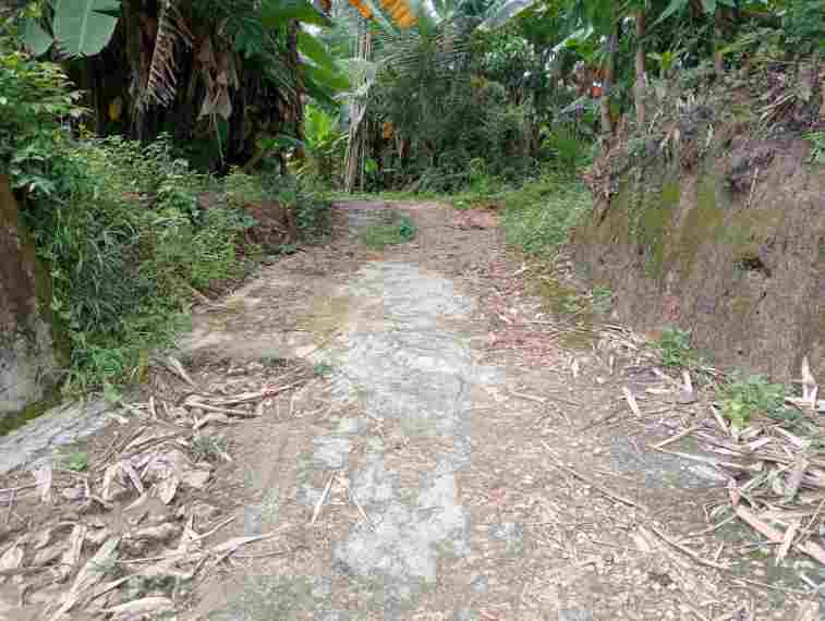 Jalan Dibiarkan Hancur, Warga Menjerit: Kepala Desa Gapura Timur Dituding Tutup Mata