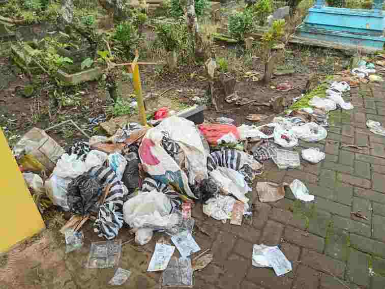 FOTO: Makan yang ditumpunki sampah
