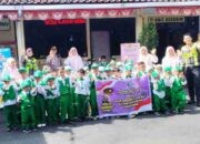 Satlantas dan Polsek Lumajang Kota Edukasi Rambu Lalu Lintas kepada Anak PAUD