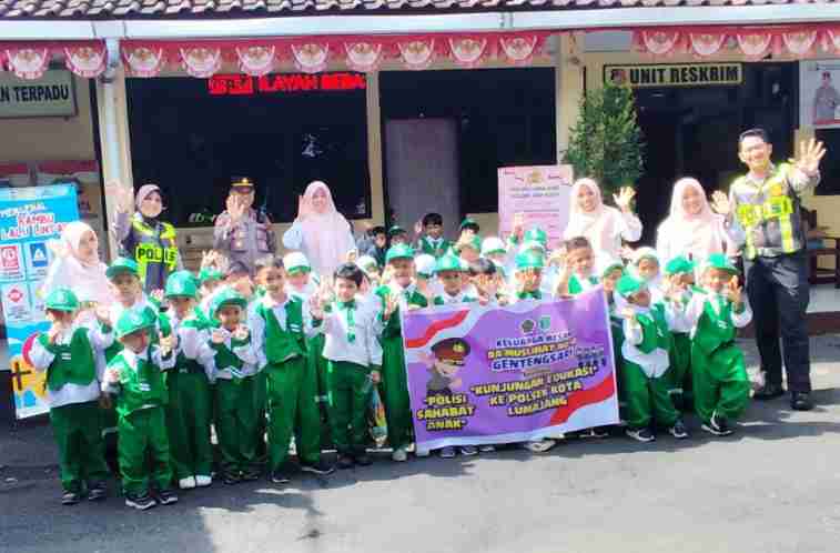 Satlantas dan Polsek Lumajang Kota Edukasi Rambu Lalu Lintas kepada Anak PAUD