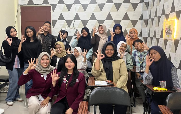 Mahasiswa FIKOM Universitas Ciputra dan PIK-R Tandes Kembangkan Keterampilan Komunikasi Remaja