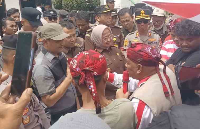 Massa Desak Kejari Sampang Tetapkan Tersangka Dugaan Penggelapan Pajak Rp3,3 Miliar