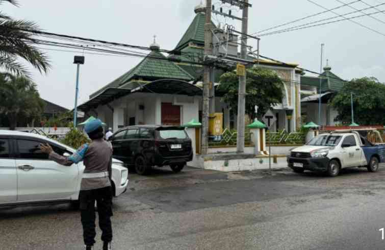 Humanis Polwan Sumenep Amankan dan Atur Lalin