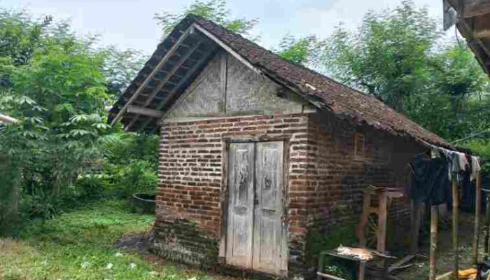 Mbok Pon, Warga Tuna Netra Jambuwer Yang Tak Tersentuh Bantuan Rumah Layak Huni