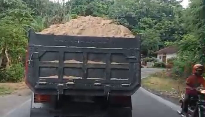 Sesuka Diri di Jalan Raya, Truk Pasir Telanjang Bukti Penegakan Hukum Mandul
