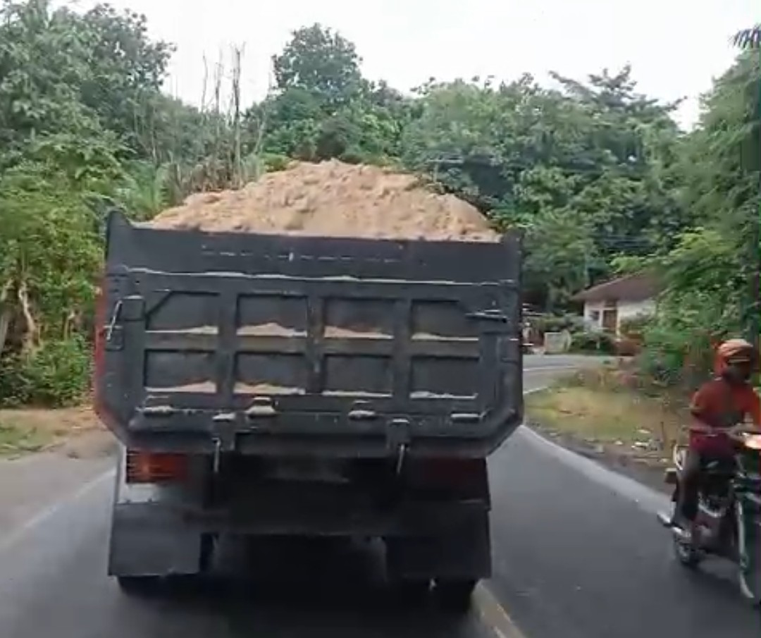 Sesuka Diri di Jalan Raya, Truk Pasir Telanjang Bukti Penegakan Hukum Mandul