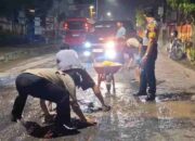 Lubang Jalan Picu Laka Maut, Polisi Bergerak Cepat Cor Jalan di Sampang
