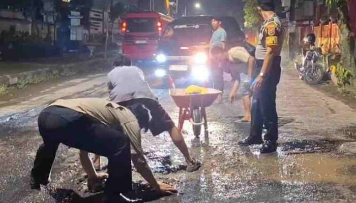 Lubang Jalan Picu Laka Maut, Polisi Bergerak Cepat Cor Jalan di Sampang