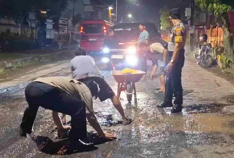 Lubang Jalan Picu Laka Maut, Polisi Bergerak Cepat Cor Jalan di Sampang