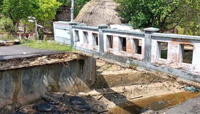 Warga Siap Patungan Jembatan Ambruk Giligenting Tak Kunjung Dibangun