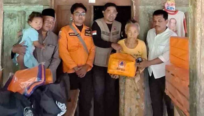 BPBD Sampang Salurkan Bantuan Logistik untuk Warga Tidak Mampu di Desa Nyeloh