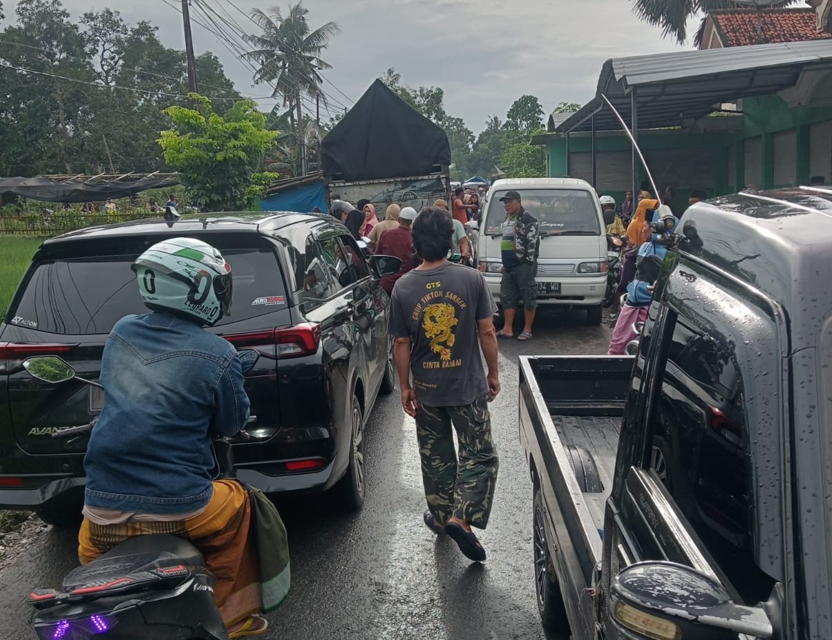 Pasar Swasta Labeng Duek Bikin Lumpuh Aktivitas Warga Batuputih