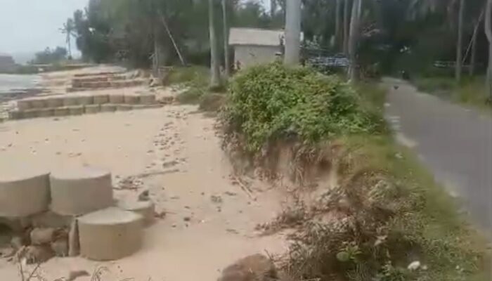 Abrasi Menggila di Masalembu, Proyek Tangkis Laut Diduga Asal Jadi: Jalan Poros Terancam Putus