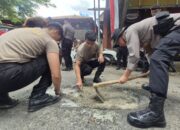 Peduli Keselamatan, Polresta Banyuwangi Laksanakan Tambal Jalan Berlubang