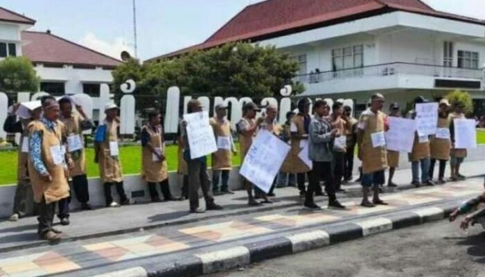 Perkumpulan Penggarap Tanah Terlantar P2T2 Lakukan Aksi Demo di Depan Pemkab Lumajang Nagih Janji Bupati