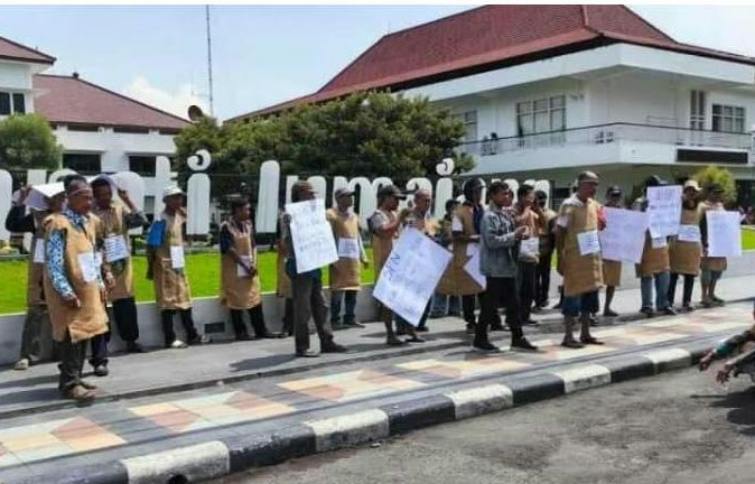 Perkumpulan Penggarap Tanah Terlantar P2T2 Lakukan Aksi Demo di Depan Pemkab Lumajang Nagih Janji Bupati