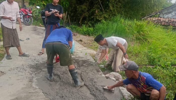 Pemdes Mambulu Barat Perbaiki Jalan Rabat Beton Rusak akibat Truk Berat
