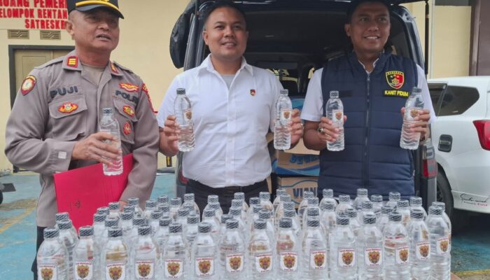 Polisi Gagalkan Peredaran Arak Bali Ilegal di Sampang