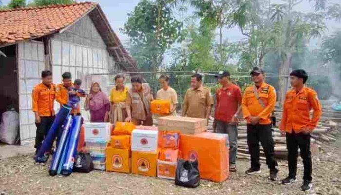 BPBD Sampang Salurkan Bantuan Logistik untuk Lansia Terdampak Rumah Roboh