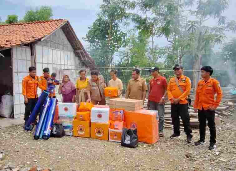 BPBD Sampang Salurkan Bantuan Logistik untuk Lansia Terdampak Rumah Roboh