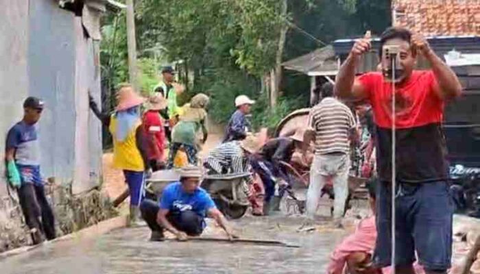 Ketika Warga di Sampang Mengambil Alih Peran Pemerintah 