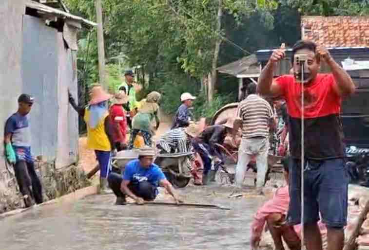 Ketika Warga di Sampang Mengambil Alih Peran Pemerintah