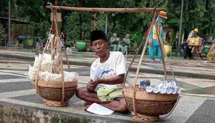 Penjual Kacang Tersingkir di Pasar Minggu Sumenep