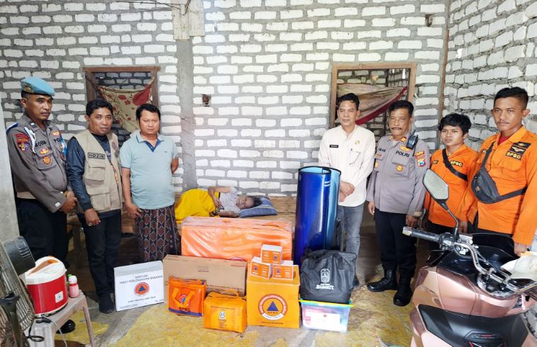 BPBD Sampang Salurkan Bantuan Logistik untuk Lansia Lumpuh di Torjun