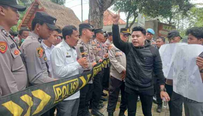 Batik Sumenep Diduga Dipolitisasi, Kadiskop UMKM Dikepung Mahasiswa