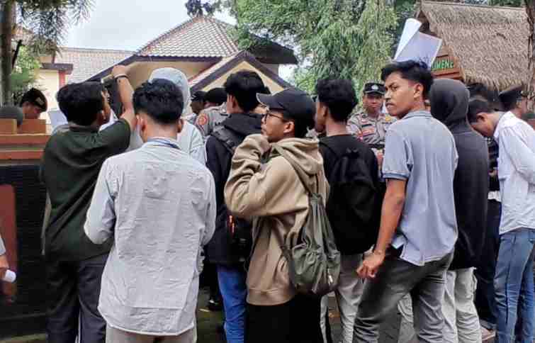 Batik Lokal Dikubur Hidup-Hidup? Diskop UKM Sumenep Dituding Khianati Perintah Bupati
