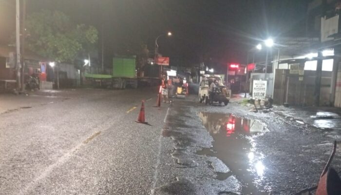 Tambal Sulam Dipaksakan Saat Hujan, Proyek Dinas PU Bina Marga Provinsi Jawa Timur di Banyuwangi Tuai Sorotan