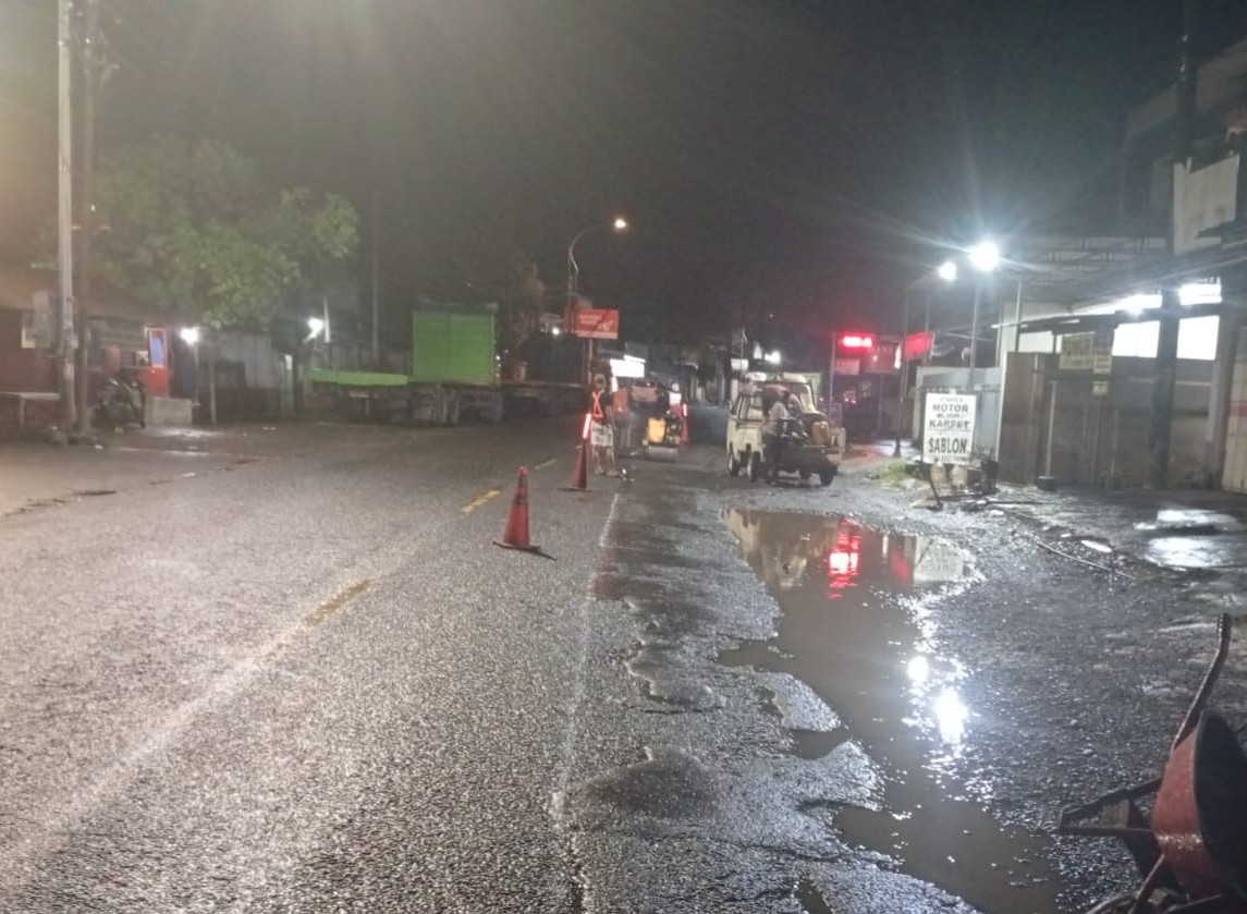 Tambal Sulam Dipaksakan Saat Hujan, Proyek Dinas PU Bina Marga Provinsi Jawa Timur di Banyuwangi Tuai Sorotan