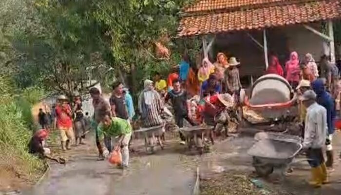 Tarian dan Saweran untuk Perbaiki Jalan, Potret Ketiadaan Negara di Sampang