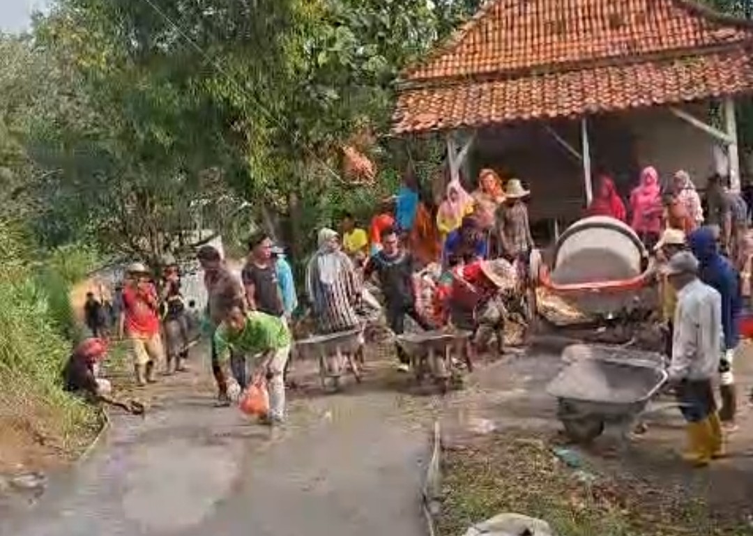 Tarian dan Saweran untuk Perbaiki Jalan, Potret Ketiadaan Negara di Sampang