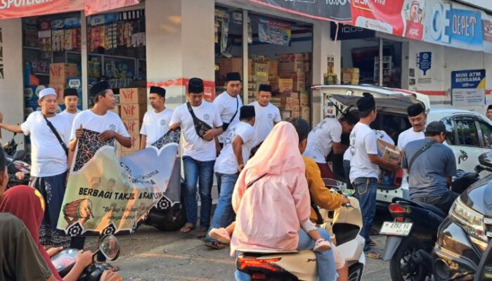 Semangat Berbagi di Bulan Ramadan, Taruna Muda Pamolokan Bagikan 300 Takjil