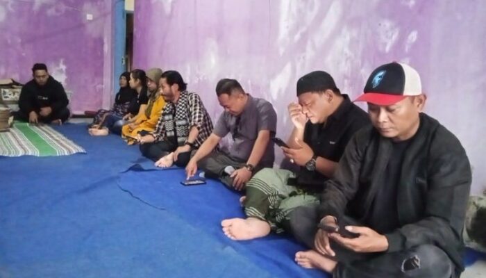 Ramadan Penuh Kepedulian, IWB Bersama LSM dan Ormas Bagi Parsel ke Warga