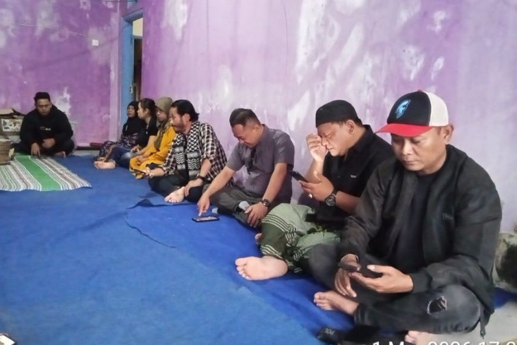Ramadan Penuh Kepedulian, IWB Bersama LSM dan Ormas Bagi Parsel ke Warga