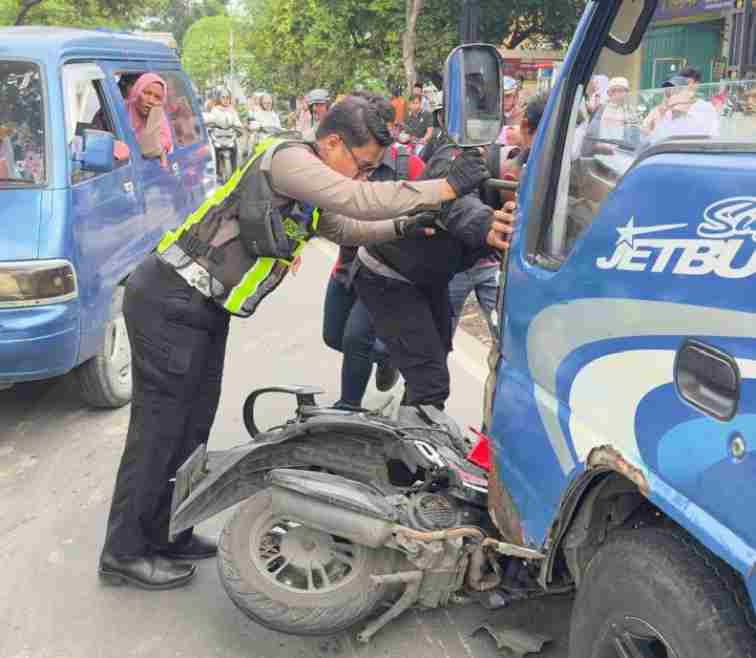 Mahasiswi 21 Tahun Tewas Tertabrak Minibus di Depan Poltera Sampang