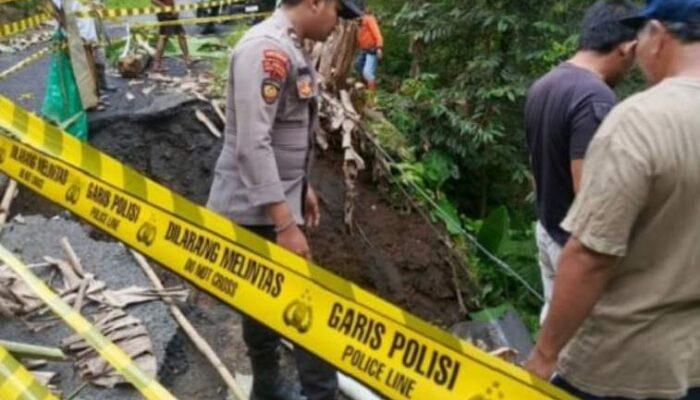 Jalan Utama Tempursari Lumajang Longsor