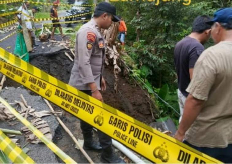 Jalan Utama Tempursari Lumajang Longsor