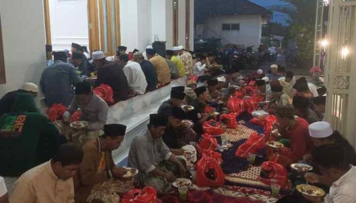 DPRD Sampang Gelar Bukber dan Tebar Ratusan Paket Sembako untuk Rakyat