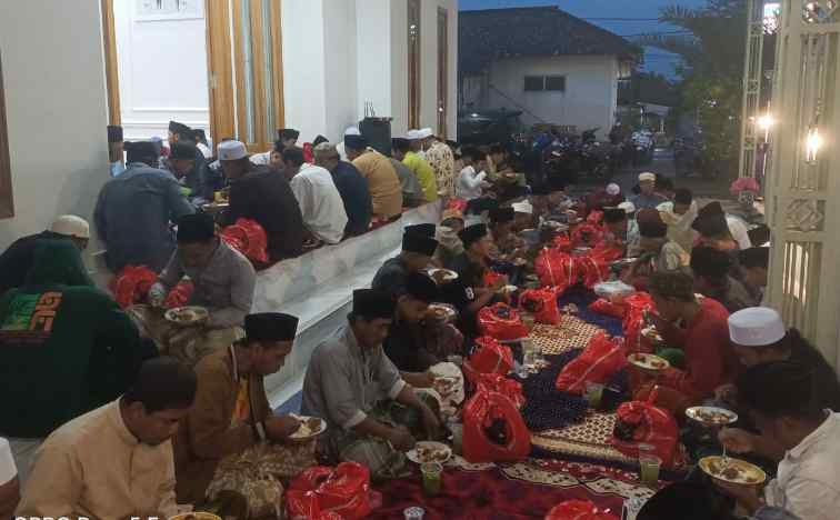 DPRD Sampang Gelar Bukber dan Tebar Ratusan Paket Sembako untuk Rakyat