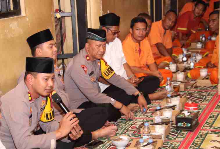 Sentuhan Humanis, AKBP Anang Buka Puasa Bareng Tahanan