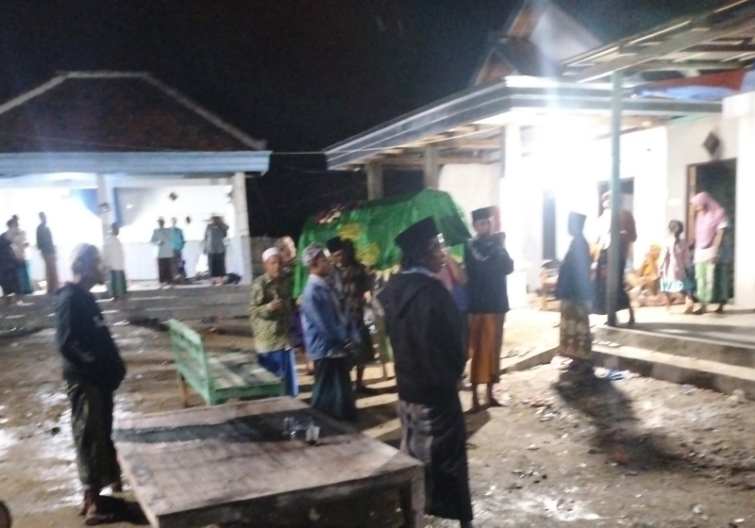 Warga Tewas Tertimpa Dapur Roboh Saat Angin Kencang di Camplong Sampang